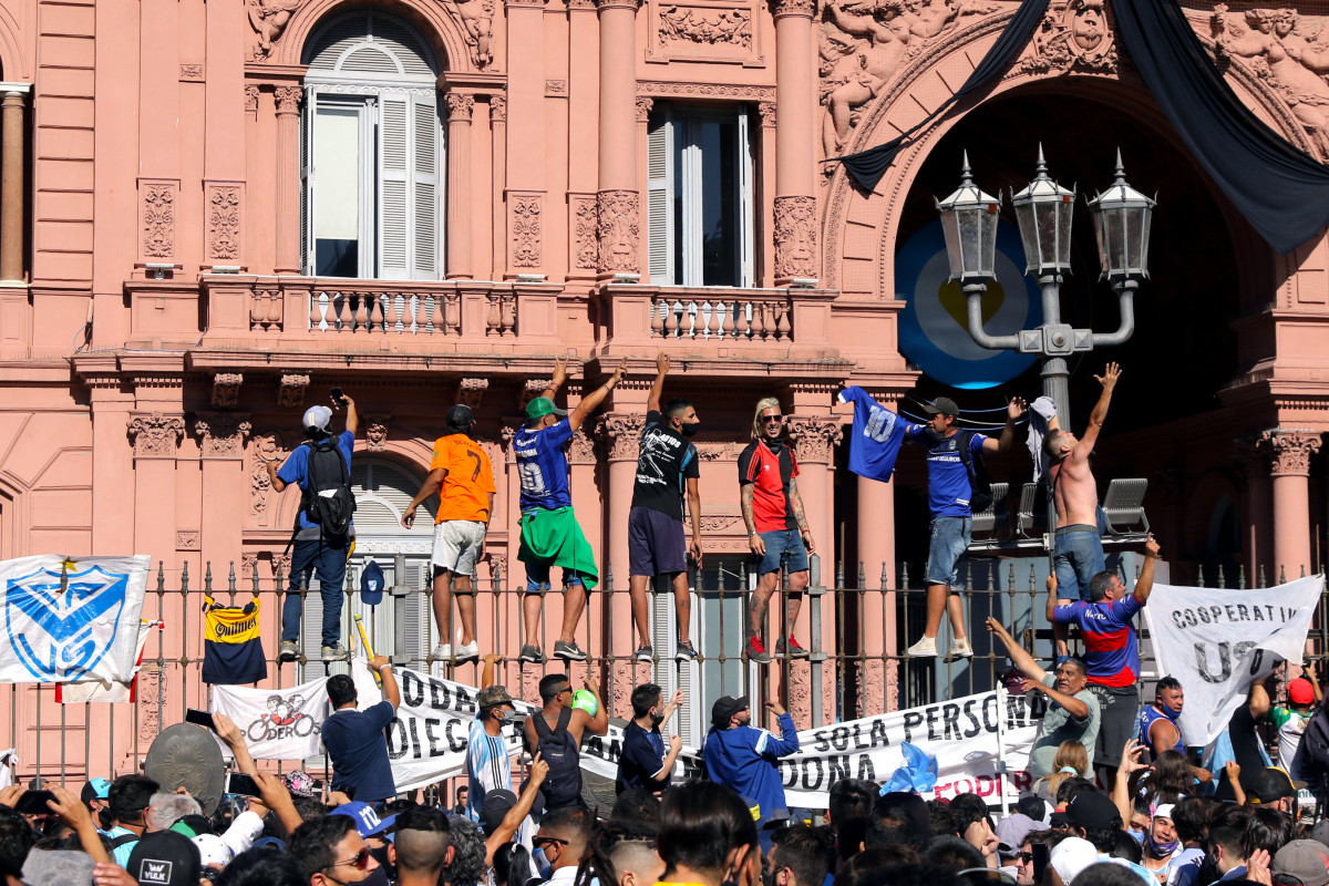 Chaos ensued when police tried to turn away mourners at the president's residence. 